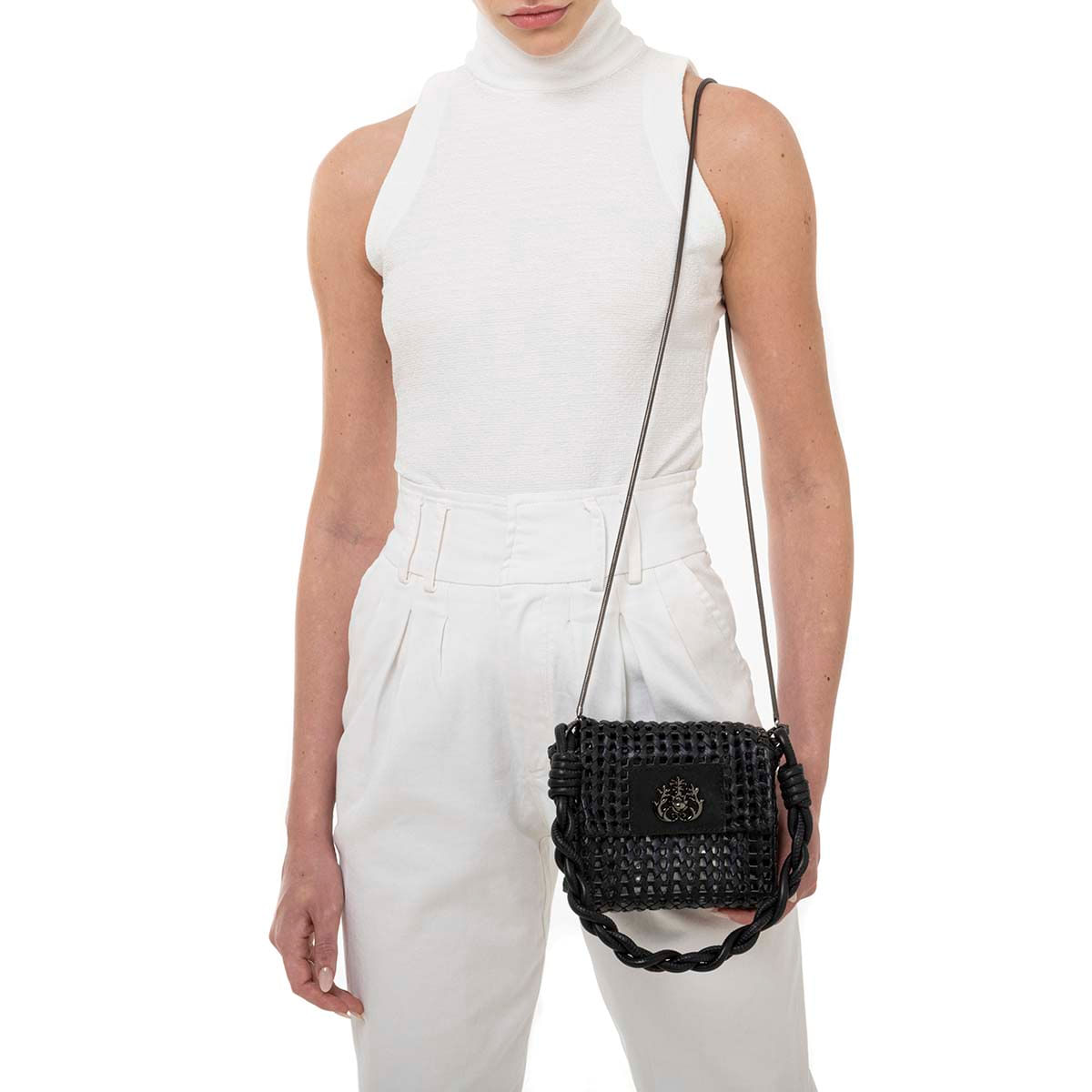 Mini-Bolsa-em-Tresse-de-Couro-Natural--Preto