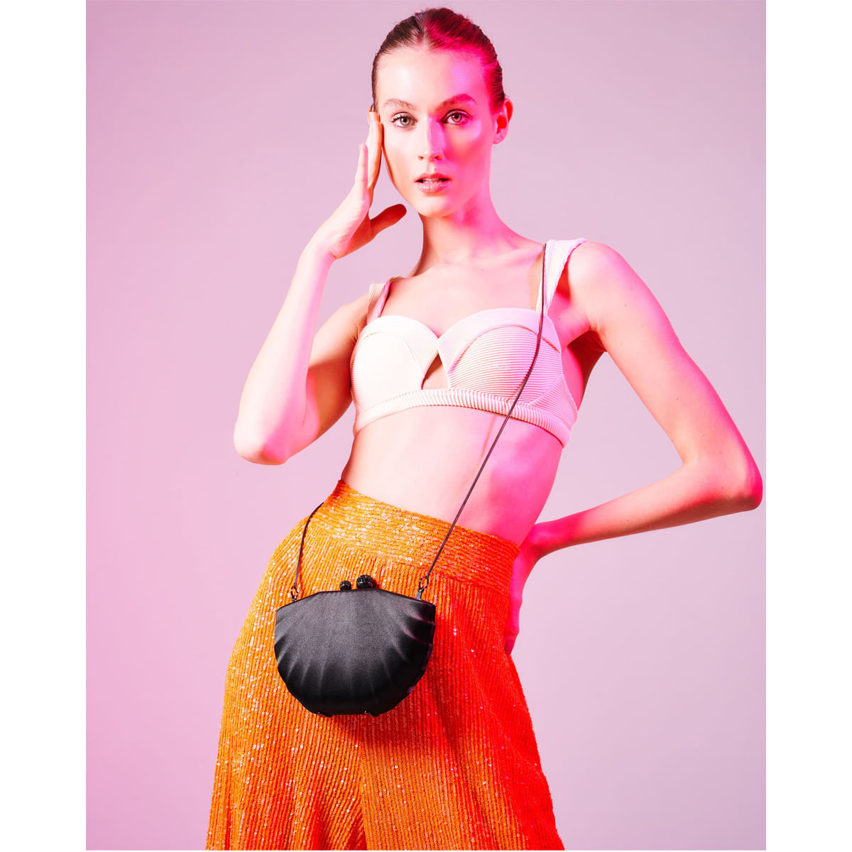 Clutch-em-cetim--concha-preto