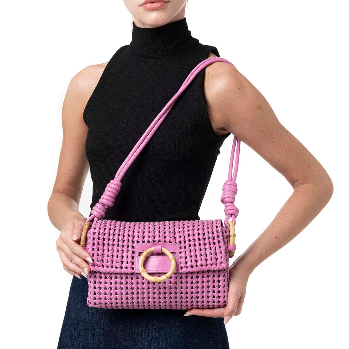 Bolsa-Baguete-em-Tresse-de-Couro-Natural-com-Alca-Regulavel-Pink-Gum