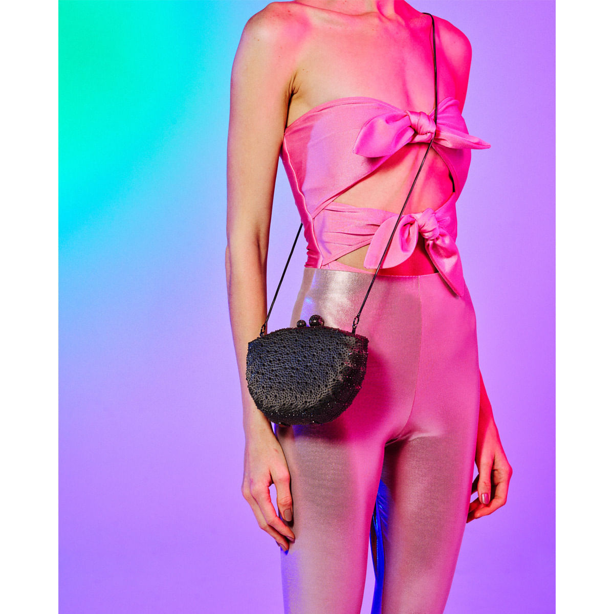 Clutch-em-cetim-e-cristais-preto