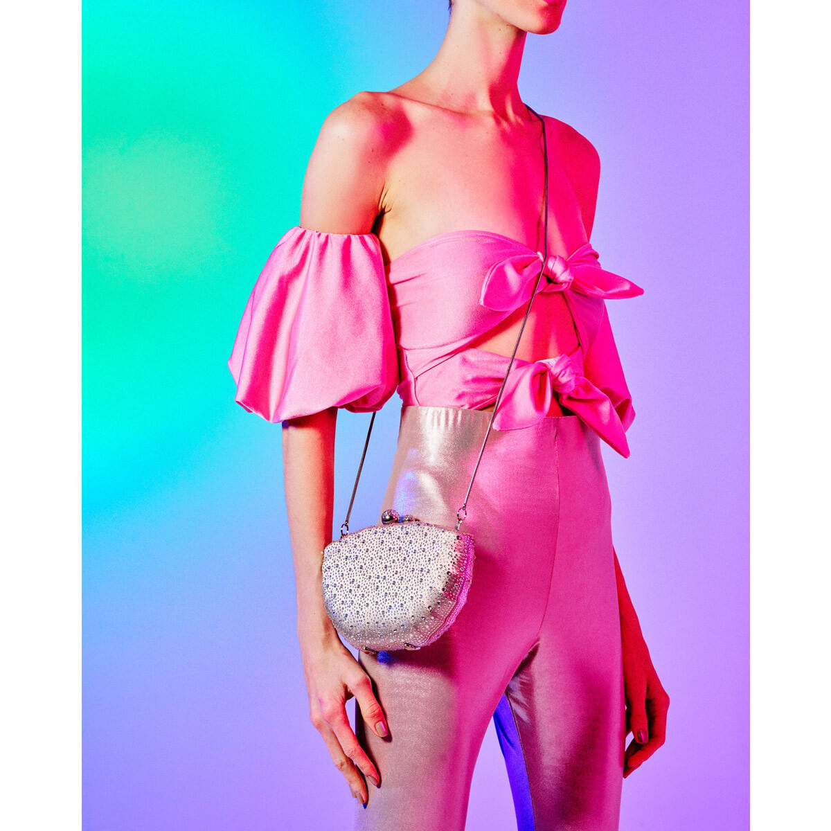 Clutch-em-cetim-e-cristais-prata