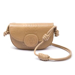 Bolsa Essentials Em Couro Meia Lua Oat Milk