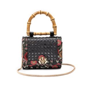 MINI BOLSA DIANA FLAP PALHA FIORI BORDADA E SEXTAVADA FRIDA PRETO